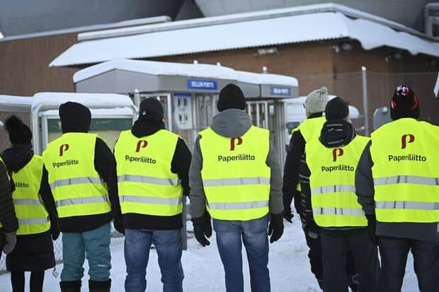 trabalhadores sindicalizados da upm em greve na finlândia